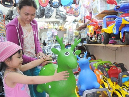Chất độc trong đồ chơi thú nhún có thể gây nữ tính hóa bé trai hoặc bé gái dậy thì sớm Chất độc trong đồ chơi thú nhún có thể gây nữ tính hóa bé trai hoặc bé gái dậy thì sớm